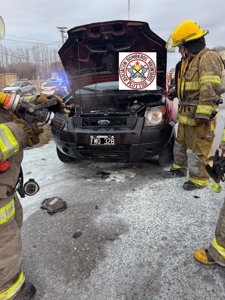 Según indicó el Jefe del Cuartel de Bomberos Voluntarios de Plottier, el fuego se desarrolló en la parte del motor de la camioneta. Según indicó el Jefe del Cuartel de Bomberos Voluntarios de Plottier, el fuego se desarrolló en la parte del motor de la camioneta.