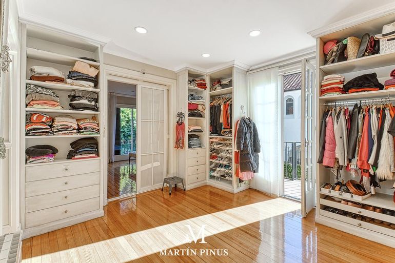 La suite principal tiene un amplio vestidor.
