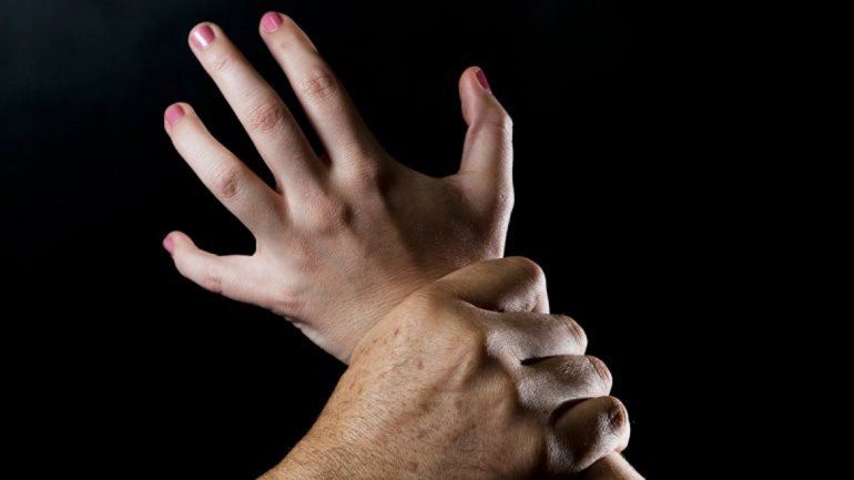 El acusado infringió una orden de acercamiento y abusó de la mujer.