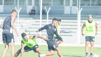 El entrenador del Albinegro mete mano en el equipo en un cruce difícil. El entrenador del Albinegro mete mano en el equipo en un cruce difícil.