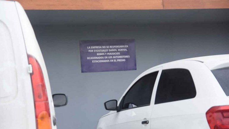 Multaron a un súper por no hacerse cargo de un auto robado en el estacionamiento