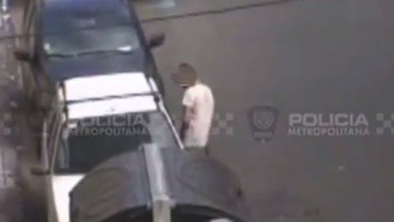 El joven fue captado por las cámaras de seguridad abriendo el auto.