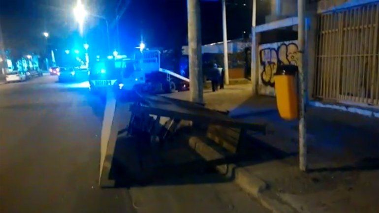 Tres borrachos al volante, uno chocó una garita y se estrelló contra la reja de una casa