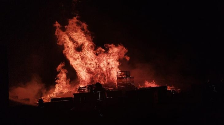 Cerca de las 22 comenzó el fuego en el predio de Emelka. Cerca de las 22 comenzó el fuego en el predio de Emelka.