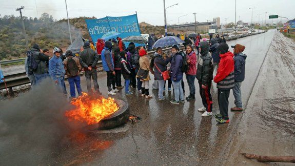 Barrios de Pie bloquea el tránsito en Ruta 7.