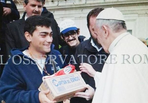 Francisco se dio un gusto con alfajores “made in Quilmes”