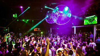 Los intendentes no quieren menores dentro de los boliches, una medida difícil de implementar sin controles.