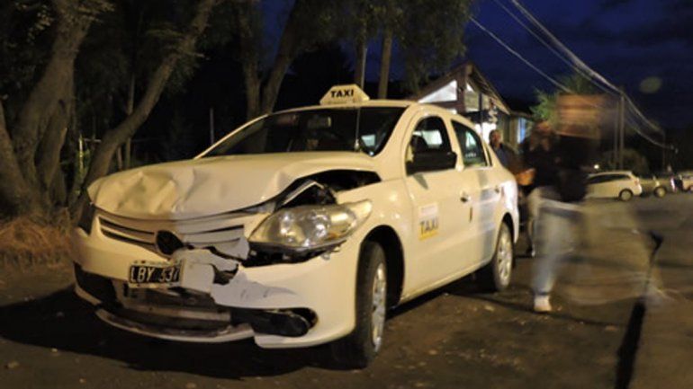 Chocaron dos taxis en Villa La Angostura y un pasajero resultó herido