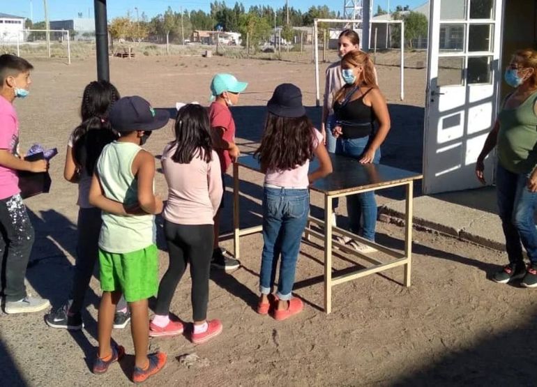 Una enfermera del Castro Rendón organizó una rifa y donó 170 kits escolares