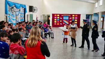 la policia federal entrego distintos elementos a una escuela de centenario