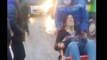 el chofer se trago un pozo y pasajera del koko resulto herida el chofer se trago un pozo y pasajera del koko resulto herida