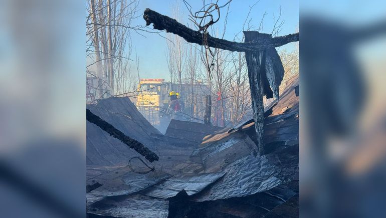En llamas, dos galpones ardieron por completo y alcanzaron a salvar una casa