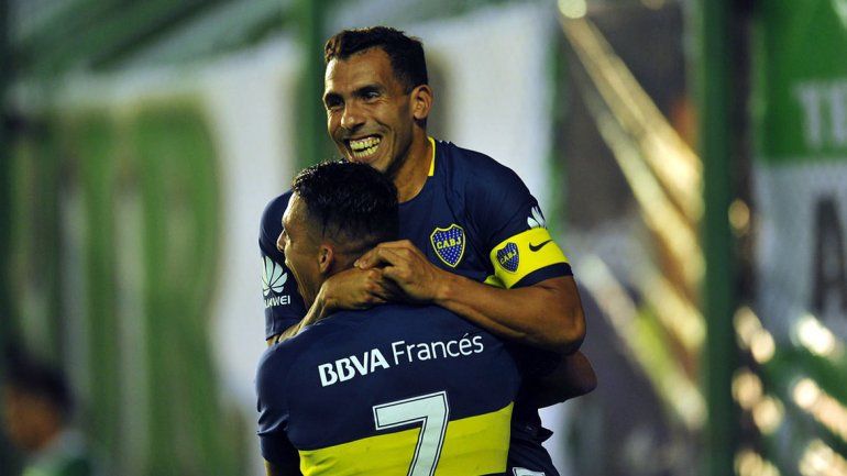 Carlos Tevez abraza a Cristian&nbsp; Pavón