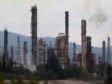 Imagen de archivo. El exceso de gas natural es quemado en la refinería de petróleo de Tula, propiedad de la estatal mexicana Pemex, ubicada junto a la planta de energía de Tula que pertenece a la