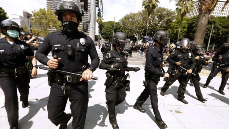 Policía de Los Ángeles recopila datos de redes sociales de todos los civiles a los que paren