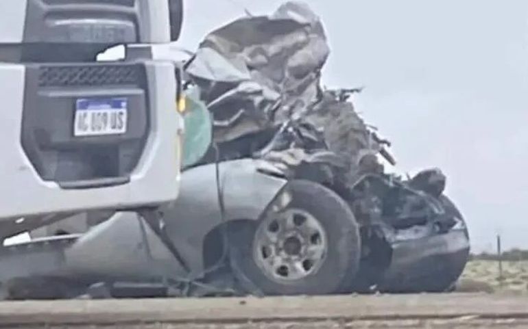 Del impresionante choque en Santa Cruz participaron dos camionetas y un camión. Del impresionante choque en Santa Cruz participaron dos camionetas y un camión.
