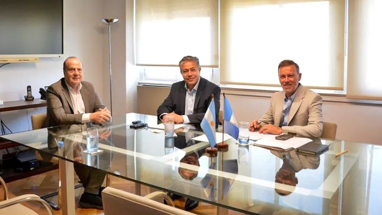 El 20 de diciembre de 2023, el entonces ministro de Infraestructura de la Nación, Guillermo Ferraro, recibió al gobernador de Neuquén, Rolando Figueroa, y su ministro de infraestructura, Rubén Etcheverry. El 20 de diciembre de 2023, el entonces ministro de Infraestructura de la Nación, Guillermo Ferraro, recibió al gobernador de Neuquén, Rolando Figueroa, y su ministro de infraestructura, Rubén Etcheverry.