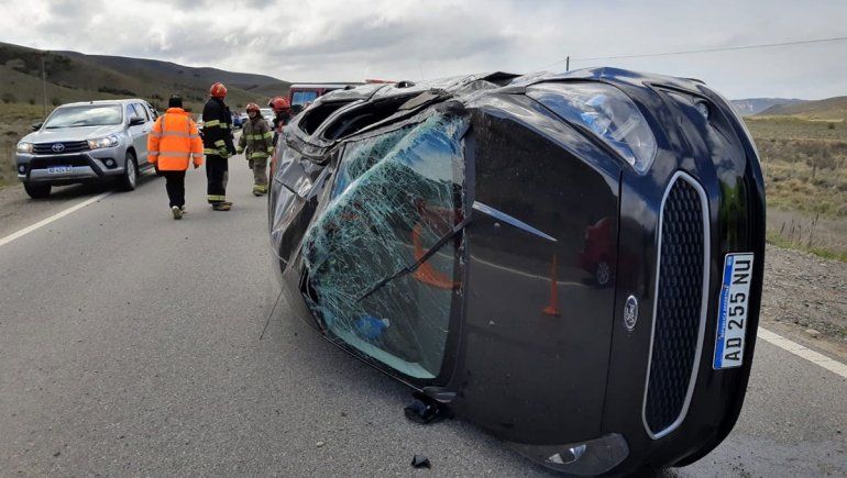Un cabo del Ejército borracho volcó en la Ruta 40: resultó ileso