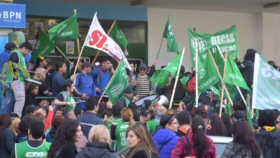 ATE se metió de prepo al edificio municipal y arrojó panfletos contra Quiroga y Artaza. Piden frenar el traspaso municipal a las obras sociales privadas.
