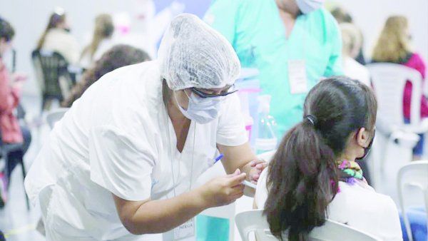 Los adolescentes, de 12 a 17 años, reciben la dosis de Pfizer.