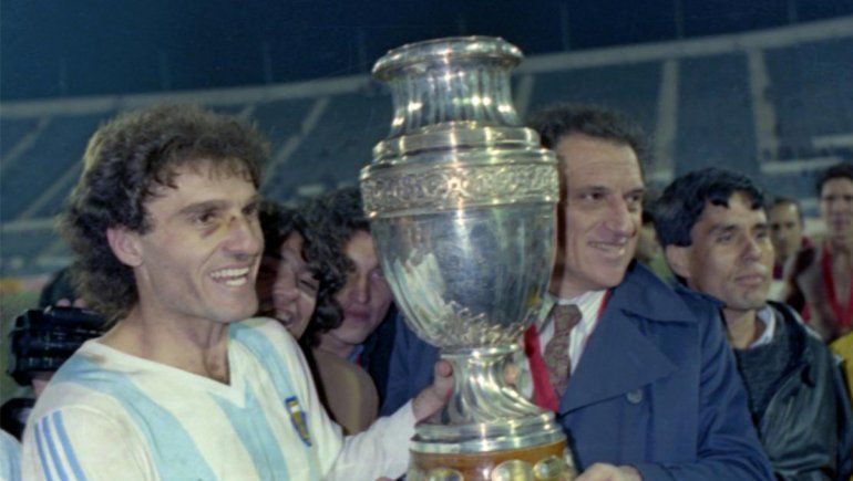 Basile y Ruggeri alzando la Copa América.