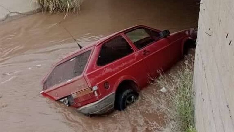 Escena repetida: pasó de largo y terminó en el canal de riego