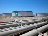 FOTO DE ARCHIVO: Vista general de los tanques de Aramco y el oleoducto en la refinería de petróleo y la terminal de petróleo de Ras Tanura de Saudi Aramco en Arabia Saudita, 21 de mayo de 2018.