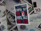 Imagen de archivo de un cartel con la correspondencia del peso mexicano y el dólar en una casa de cambio de Ciudad de México, México. 4 septiembre 2019. REUTERS/Edgard Garrido