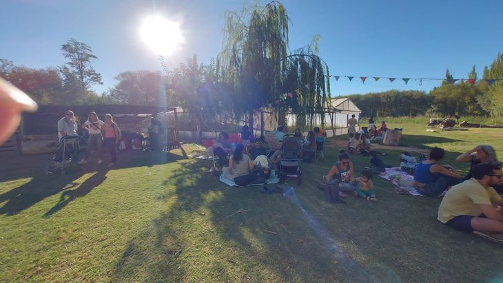 Además de las compras, el evento contará con un servicio de bufete para disfrutar de la tarde al aire libre en la chacra. Además de las compras, el evento contará con un servicio de bufete para disfrutar de la tarde al aire libre en la chacra.