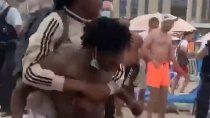 bochornosa pelea entre policias y turistas en una playa de belgica bochornosa pelea entre policias y turistas en una playa de belgica