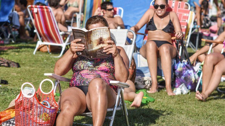 Los libreros coinciden en que muchos de sus clientes piden algún libro para no pensar. La lectura