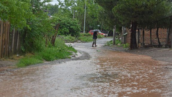 En el oeste de la ciudad, la lluvia hizo estragos en algunas calles de tierra. En Rincón había mucha preocupación. En Centenario trabajaron las máquinas.