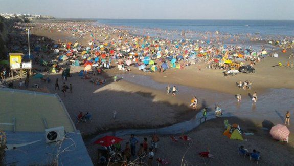 La playa se mostró poblada ante las altas temperaturas de los últimos días.