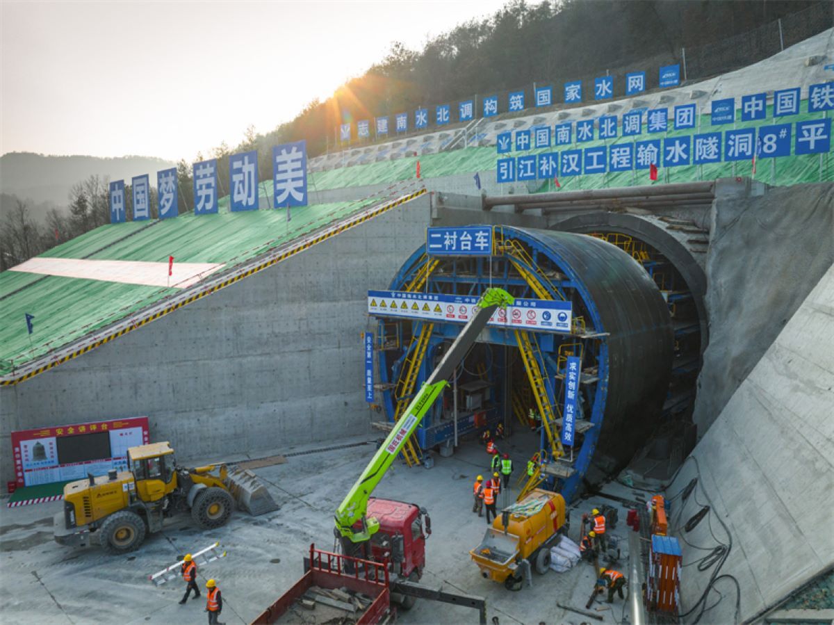 El gigante asiático construye un sistema subterráneo que transportará agua a través de montañas y fallas sísmicas para expandir su frontera agrícola.