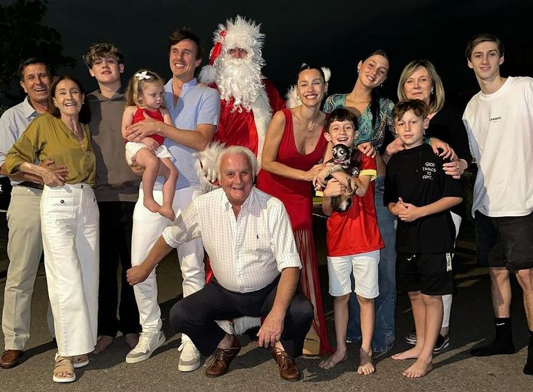 Pampita y la postal familiar en las Fiestas con Bautista Vicuña y Roberto García Moritán. Pampita y la postal familiar en las Fiestas con Bautista Vicuña y Roberto García Moritán.