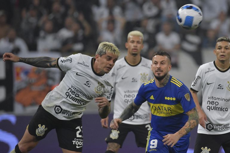 Rossi atajó un penal y Boca hizo negocio con el empate en Brasil