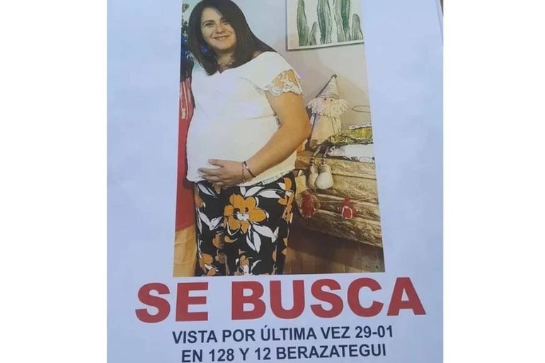 Carteles de búsqueda difundidos por la familia de la mujer desaparecida. Carteles de búsqueda difundidos por la familia de la mujer desaparecida.