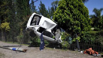 estrello un auto robado contra las rejas de un comercio: una nina de 4 anos murio