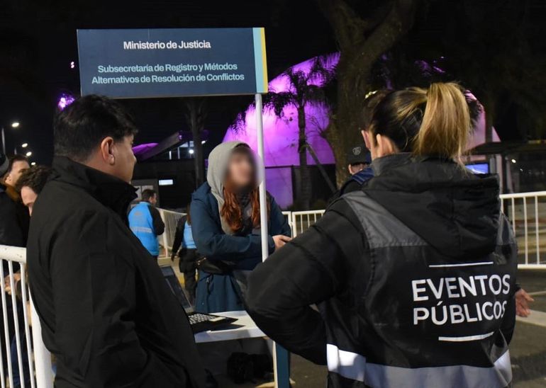 Los neuquinos no pagaron la cuota alimentaria y, por eso, no pudieron ingresar al recital de Los Piojos. Los neuquinos no pagaron la cuota alimentaria y, por eso, no pudieron ingresar al recital de Los Piojos.