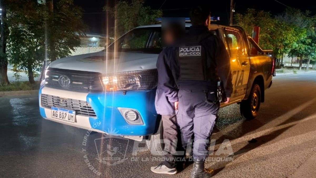 Detuvieron a un hombre que andaba por la calle mostrando una tumbera