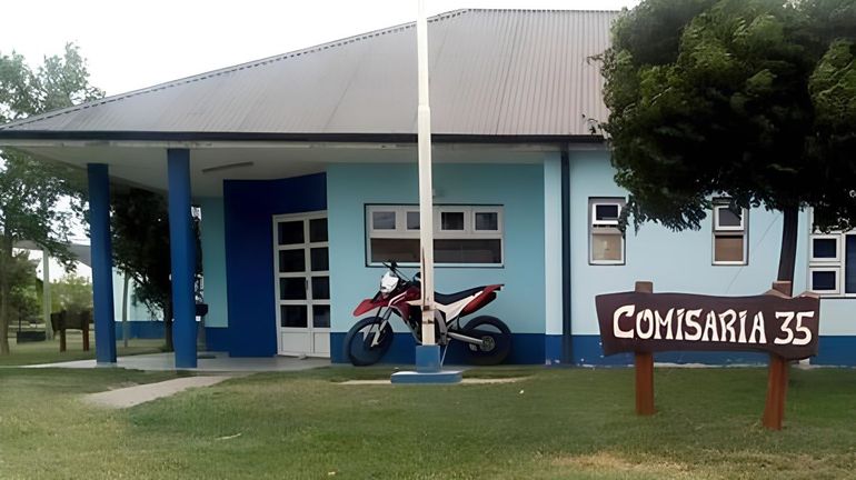 Personal de la Comisaría 35 de Villa Regina participó en el operativo en el que detuvieron al ladrón de la parroquia.