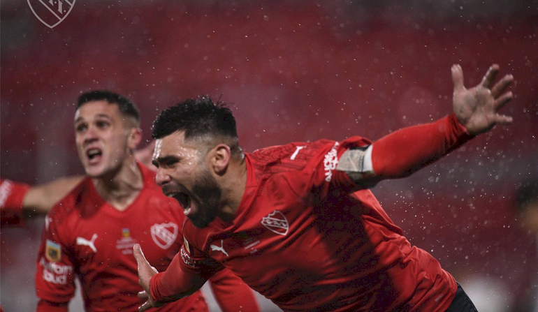 El Rojo ganó el clásico: la cuenta oficial se zarpó y Azzaro explotó