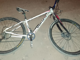 Una ciclista resultó herida en un choque en Centenario y fue hospitalizada