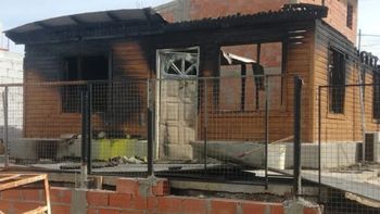 La casa incendiada de la proteccionista Lorena Álvarez, en Caleta Olivia, Santa Cruz. La casa incendiada de la proteccionista Lorena Álvarez, en Caleta Olivia, Santa Cruz.