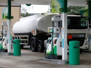 Un camión cisterna descarga combustible en una estación de servicio de BP en Hersham, Inglaterra, Septiembre 30, 2021. REUTERS/Peter Nicholls