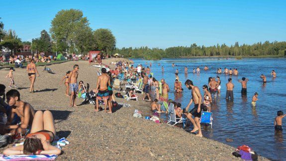 Ayer la costa del río estuvo visitada por muchos bañistas.