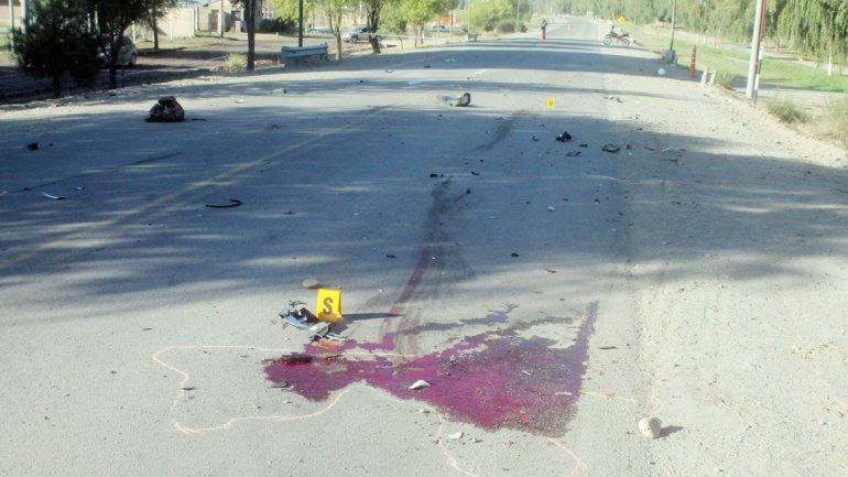 Impactante: el golpe de los cuerpos de las víctimas contra el parabrisas de la camioneta fue letal. Parte de la moto quedó aplastada dentro del zanjón. Los cuerpos salieron despedidos.