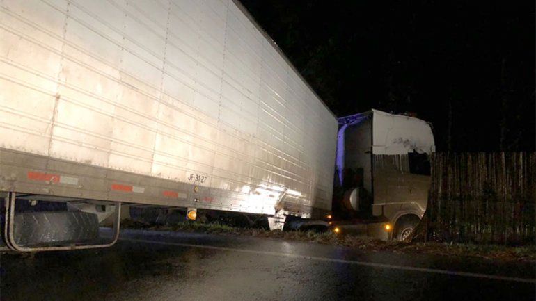 Camionero ebrio perdió el control y se estrelló contra un cerco: está detenido