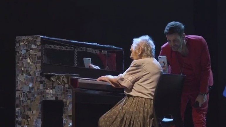 La mujer desplegó todo su talento para el público de Villa Mercedes.