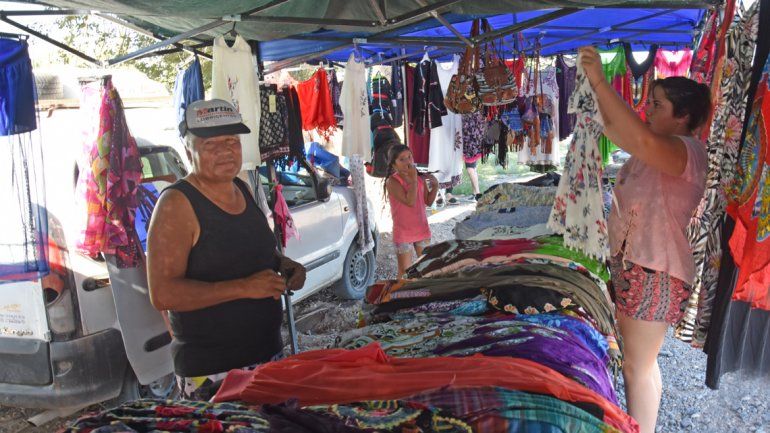 En el lugar se instalaron puestos que ofrecen distintos productos.